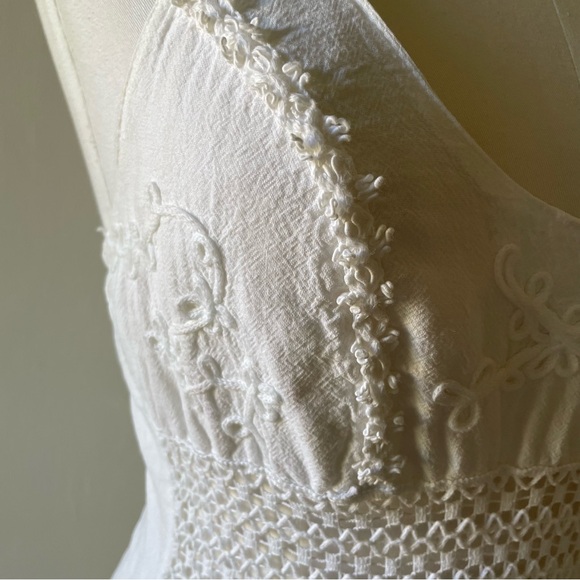 Breezy white cotton 70s dress with asymmetrical hem - Picture 3 of 4